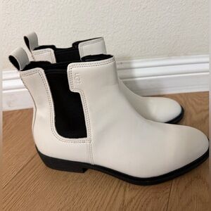 UGG Emmeth Classic White Chelsea Ankle Boots 1113421 Women’s Size 10 NWOB
